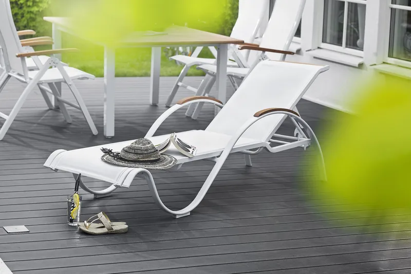 Hillerstorp Nydala Solsäng Vit/Teak - Hillerstorp - Products - Utemöbler & utemiljö - Utestol & trädgårdsstol - Solsäng & solvagn