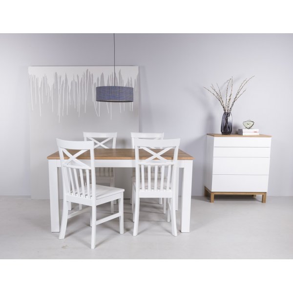 Nidingen vit stol med kryss i ryggen