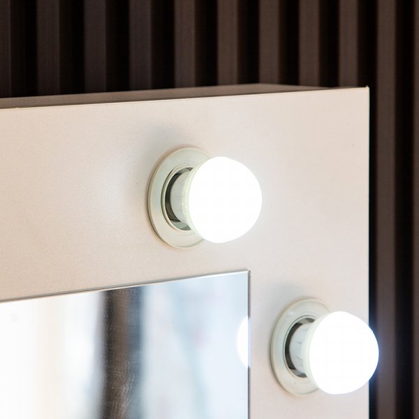 Facada sminkbord med spegel och belysning + M�beltassar