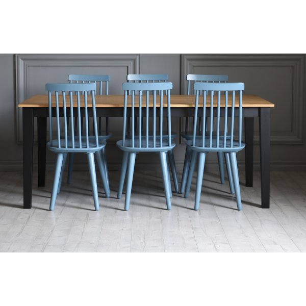 Dalsland matgrupp: Matbord i svart / ek med 6 st duvbl� pinnstolar