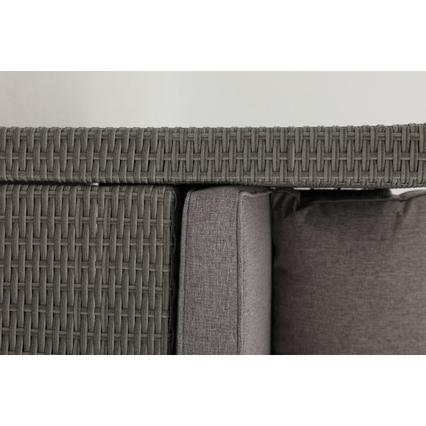 Utegrupp; divansoffa med bord i gr� rotting + M�beltassar