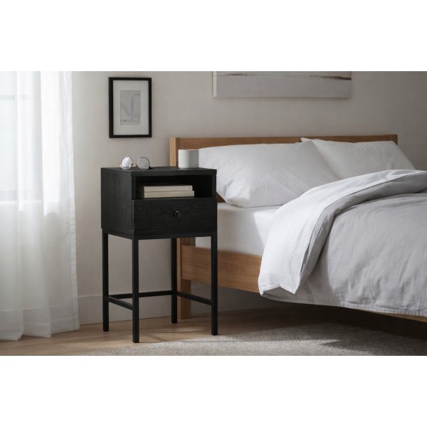 Sängbord Brooklyn i svart ekfaner - 35x28x70 cm Sängbord Brooklyn i svart ekfaner - 35x28x70 cm